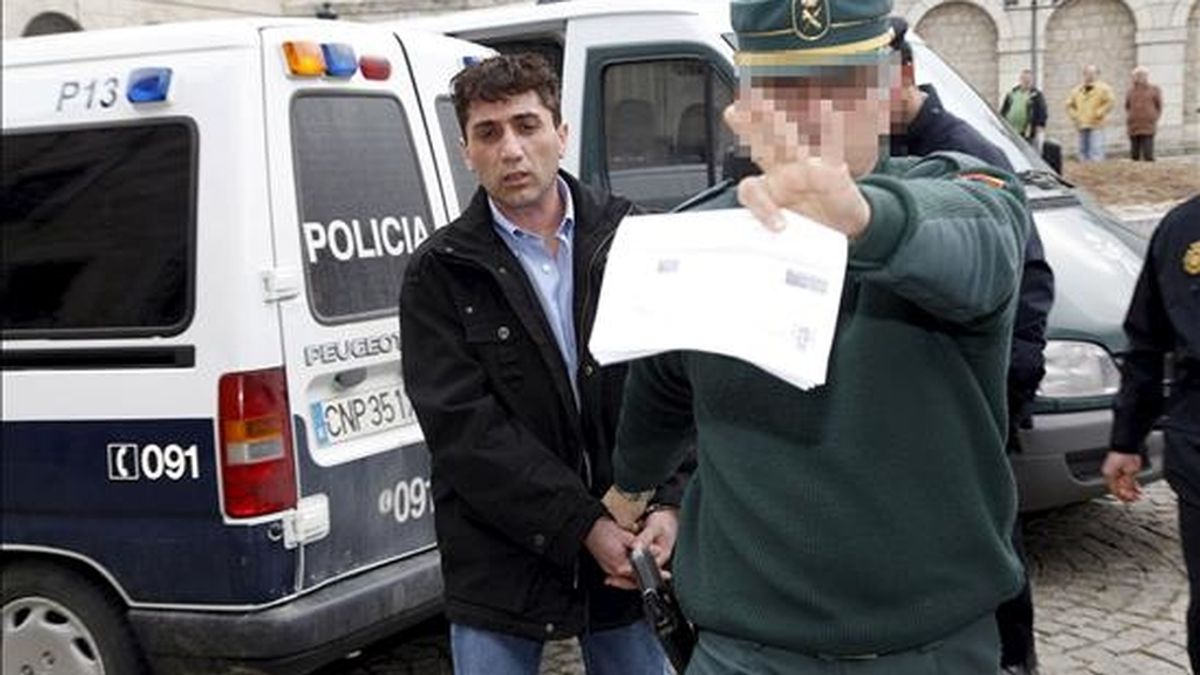 Un agente de la Guardia Civil conduce M.D.S.G.R. (i) a la Audiencia Provincial de Ávila, el día que iba a ser juzgado por el presunto homicidio de su novia el 25 de septiembre de 2005 en la capital abulense. EFE/Archivo