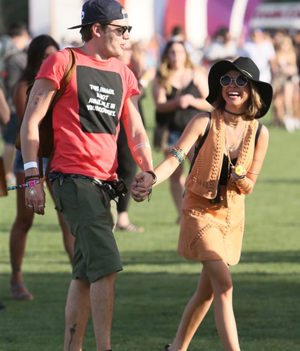 Sarah Hyland y Dominic Sherwood