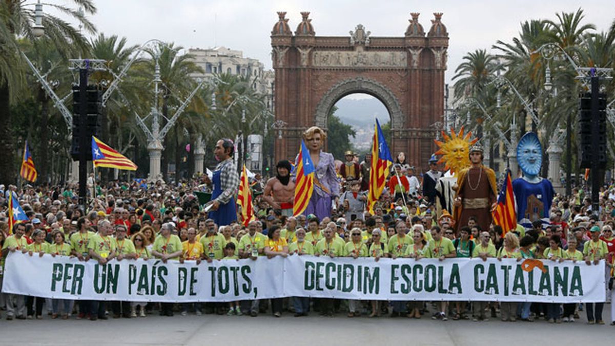 Unas 25.000 personas se movilizan en defensa de la inmersión lingüística en la escuela catalana