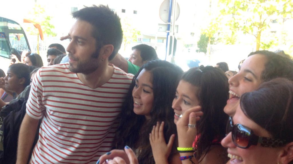 Locura absoluta a la llegada a Vitoria