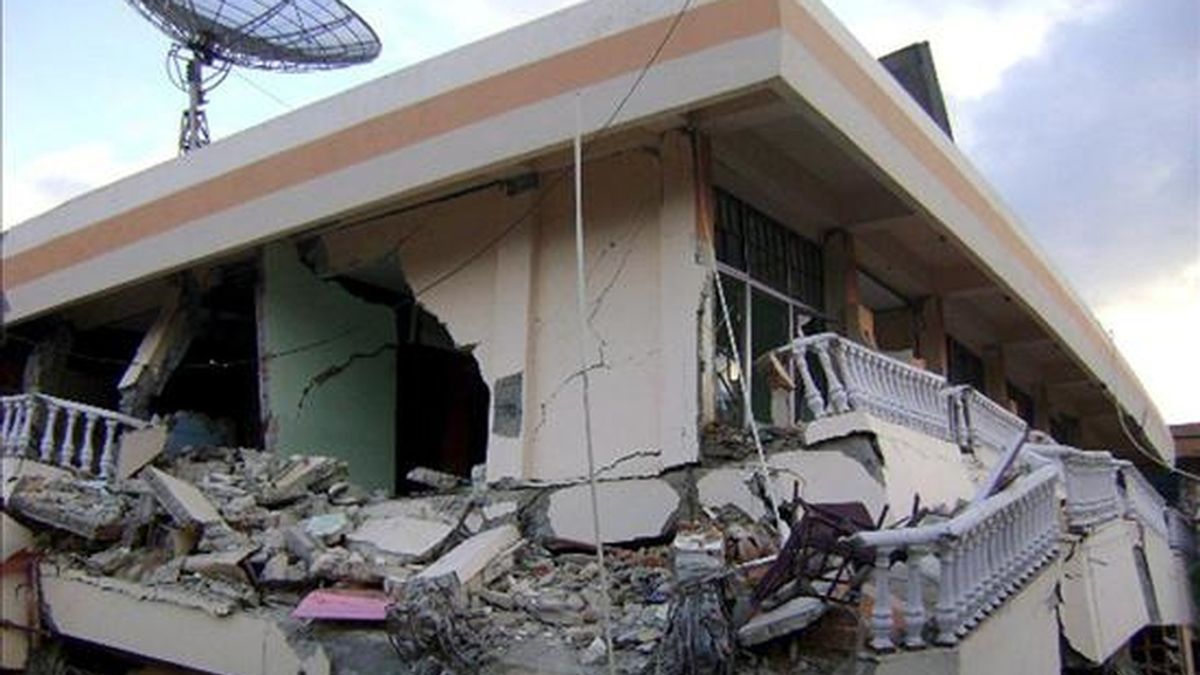 Un seísmo de 6,4 grados en Richter sacude las islas Talaud en Indonesia. En la imagen, un hotel destruido a causa de un terremoto, el pasado 5 de enero en Indonesia. EFE/Archivo