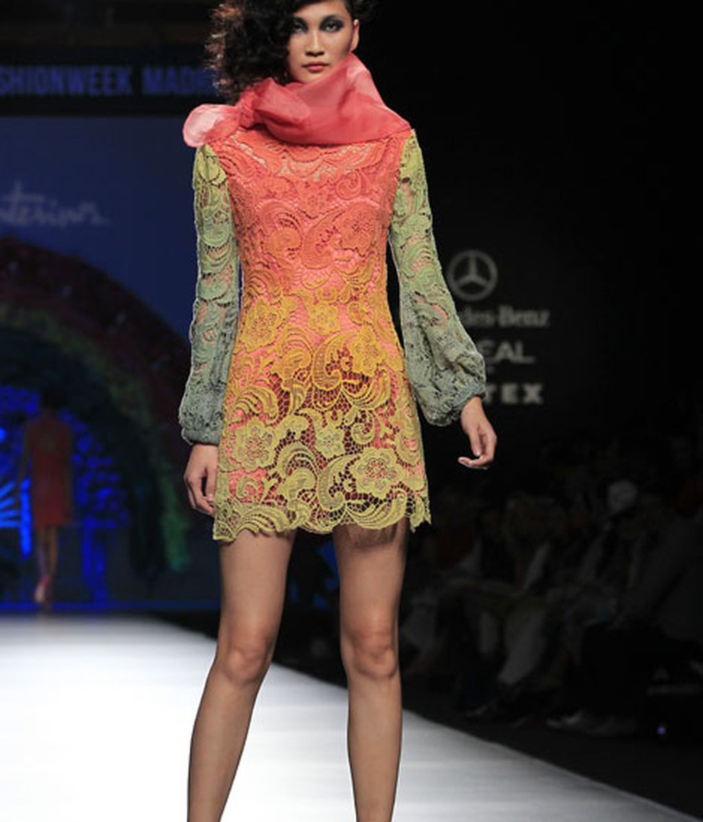 Una pasarela llena de flores y color