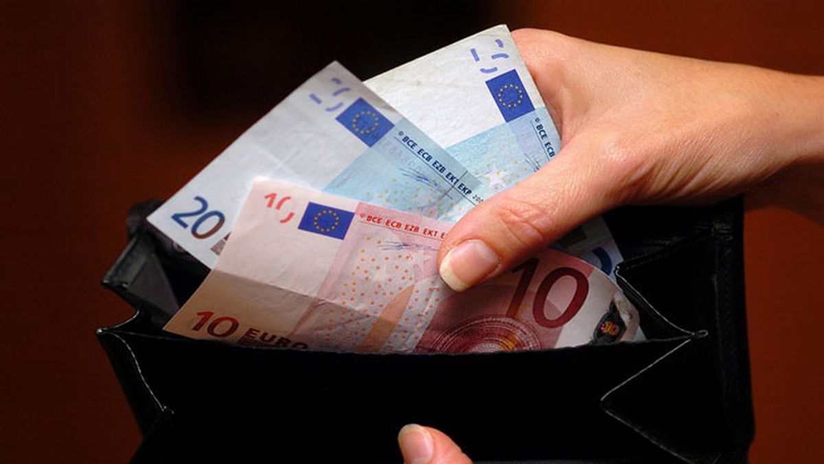 Una mujer entrega a la Policía una cartera con 1.640 euros que se encontró en la calle