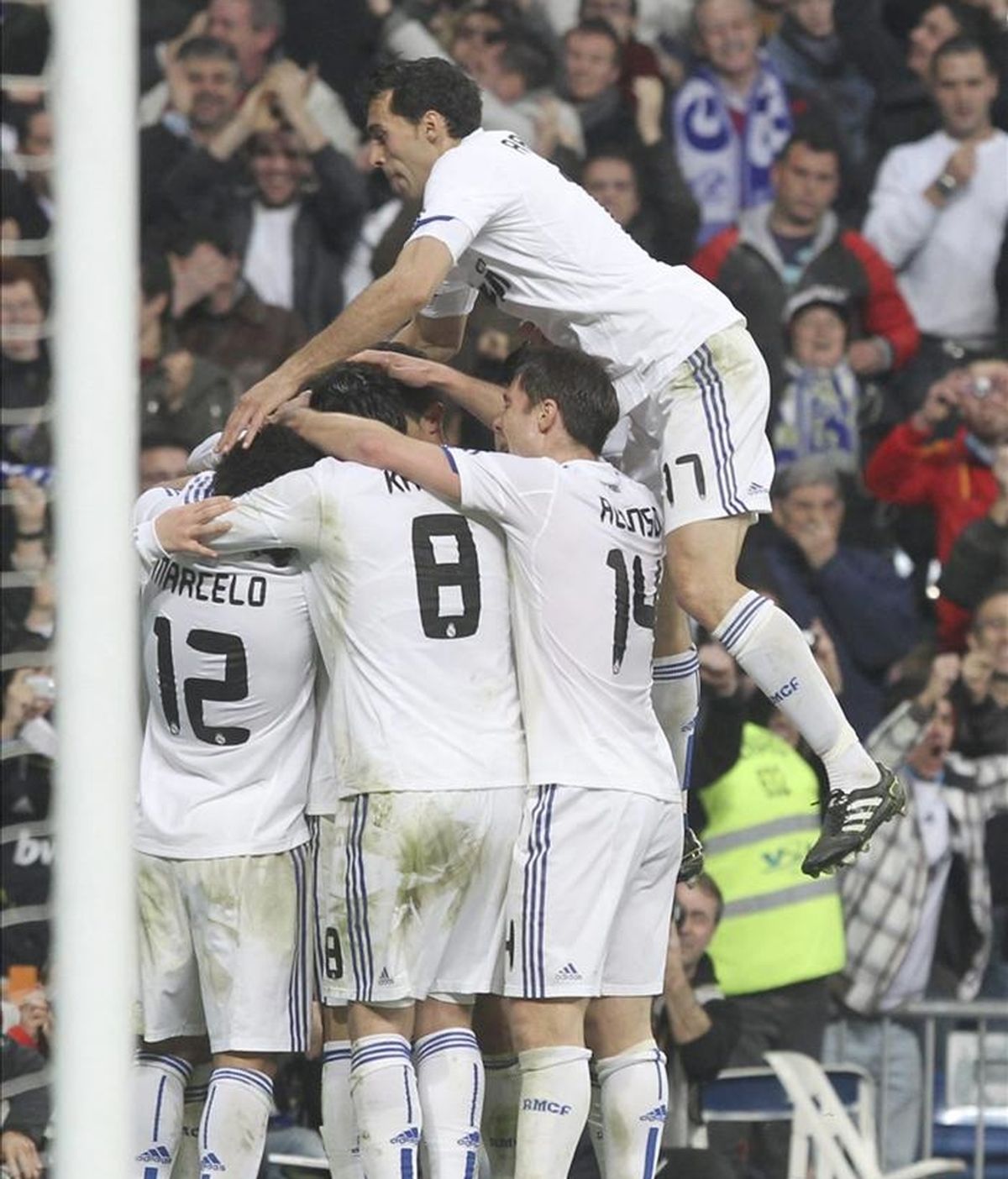 Los jugadores del Real Madrid celebran el tercer gol del equipo blanco, durante el partido de ida de los cuartos de final de la Copa del Rey. EFE