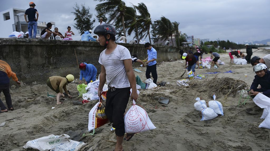 El súper tifón azota la ciudad Haiyan Tacloban en el centro de Filipinas