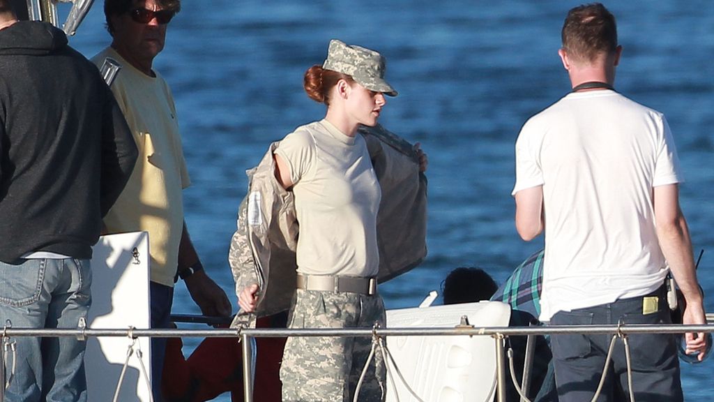 La ex de Robert Pattinson disfruta del sol mientras graba su nueva película