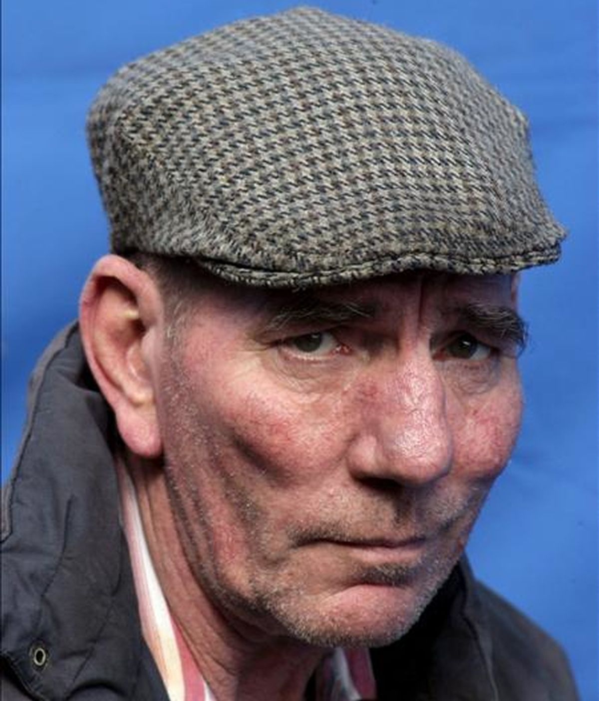 Foto de archivo tomada el 20 de abril de 2006 del actor británico Pete Postlethwaite mientras posa para los fotógrafos durante el rodaje de la película "Closing the Ring" en el norte de Belfast, Irlanda del Norte (Reino Unido). Según varios medios locales, Postlethwaite murió el 2 de enero de 2011 a los 64 años en un hospital de Shropshire tras una larga enfermedad. EFE