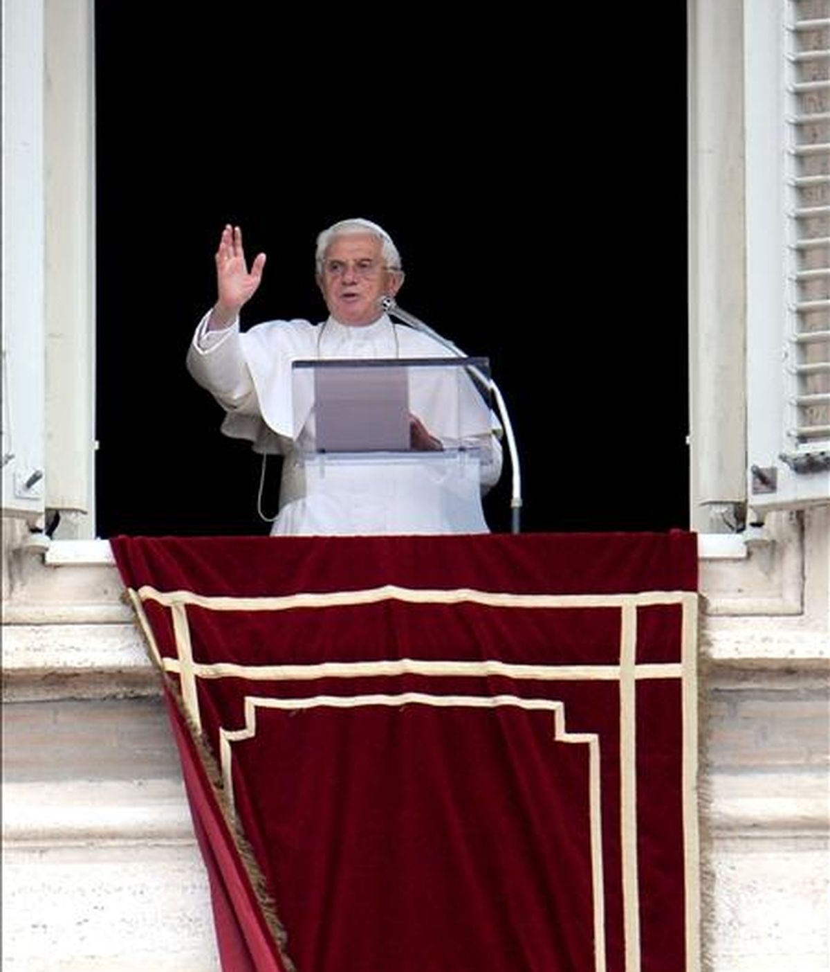 El papa Benedicto XVI reza hoy el ángelus desde la ventana de su apartamento privado en la Plaza de San Pedro de El Vaticano. EFE