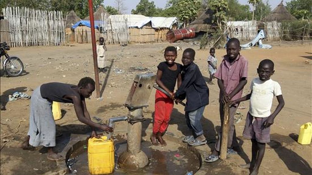 Unos niños ayuda a un hombre recoger agua en Yuba, en el sur de Sudán, hoy, 8 de enero de 2011. Dos décadas de guerra y una complicada transición culminan mañana, 9 de enero de 2011, en el Rederendum de Autodeterminación del Sur, que según todos los pronósticos, determinará el nacimiento de una nueva nación, Sudán del Sur. Unos niños ayuda a un hombre recoger agua en Yuba, en el sur de Sudán, hoy, 8 de enero de 2011. Dos décadas de guerra y una complicada transición culminan mañana, 9 de enero de 2011, en el Rederendum de Autodeterminación del Sur, que según todos los pronósticos, determinará el nacimiento de una nueva nación, Sudán del Sur.