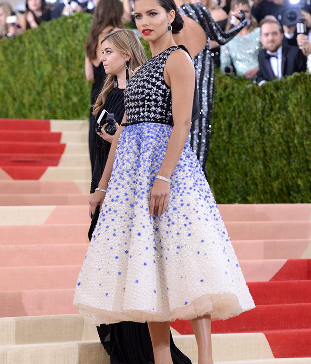 Adriana Lima vestida de Giambattista Valli
