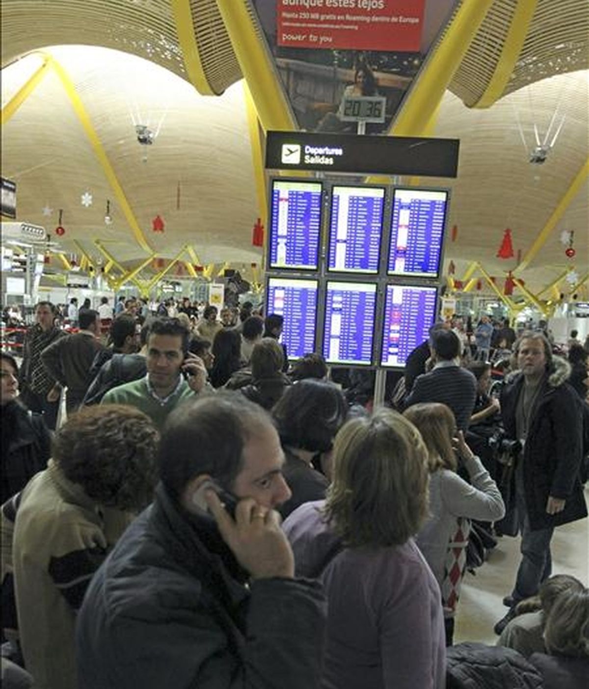 Cientos de personas esperan en la T4 del aeropuerto de Madrid-Barajas, después de conocer que todo el espacio aéreo español se encuentre cerrado por el abandono masivo de los controladores de sus puestos de trabajo, menos Andalucía. EFE
