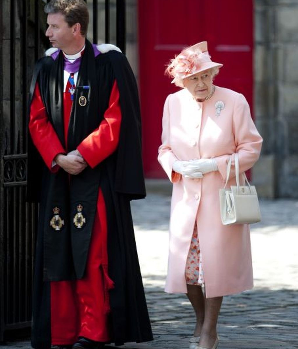 La reina Isabel II sale de la boda