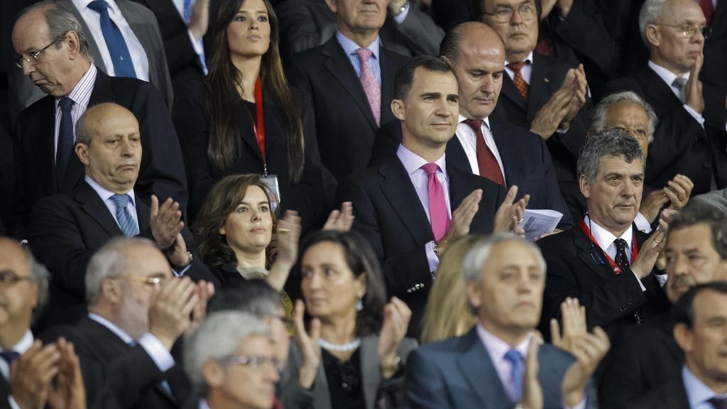 El príncipe Felipe, el ministro de Educación, José Ignacio Wert (i), la vicepresidenta del Gobierno, Soraya Sáenz de Santamaría (2i) y el presidente de la Federación Española de Fútbol, Angel María Villar (d) siguen desde el palco de autoridades la final de la Copa del Rey de fútbol entre el Athletic Club y el FC Barcelona