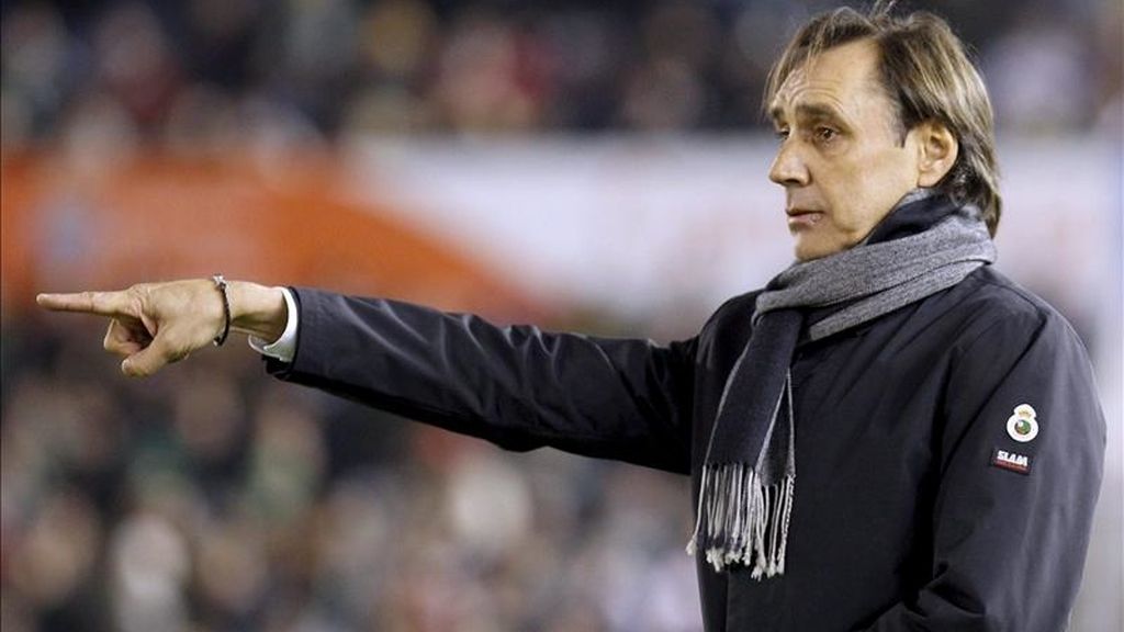 El entrenador del Racing de Santander, Miguel Angel Portugal, se dirige a sus jugadores desde la banda, durante el encuentro, correspondiente a la vigésimo primera jornada de la Liga de Primera División. EFE/Archivo El entrenador del Racing de Santander, Miguel Angel Portugal, se dirige a sus jugadores desde la banda, durante el encuentro, correspondiente a la vigésimo primera jornada de la Liga de Primera División. EFE/Archivo