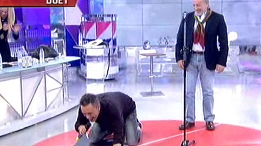 El colaborador despliega sus dotes como cantante