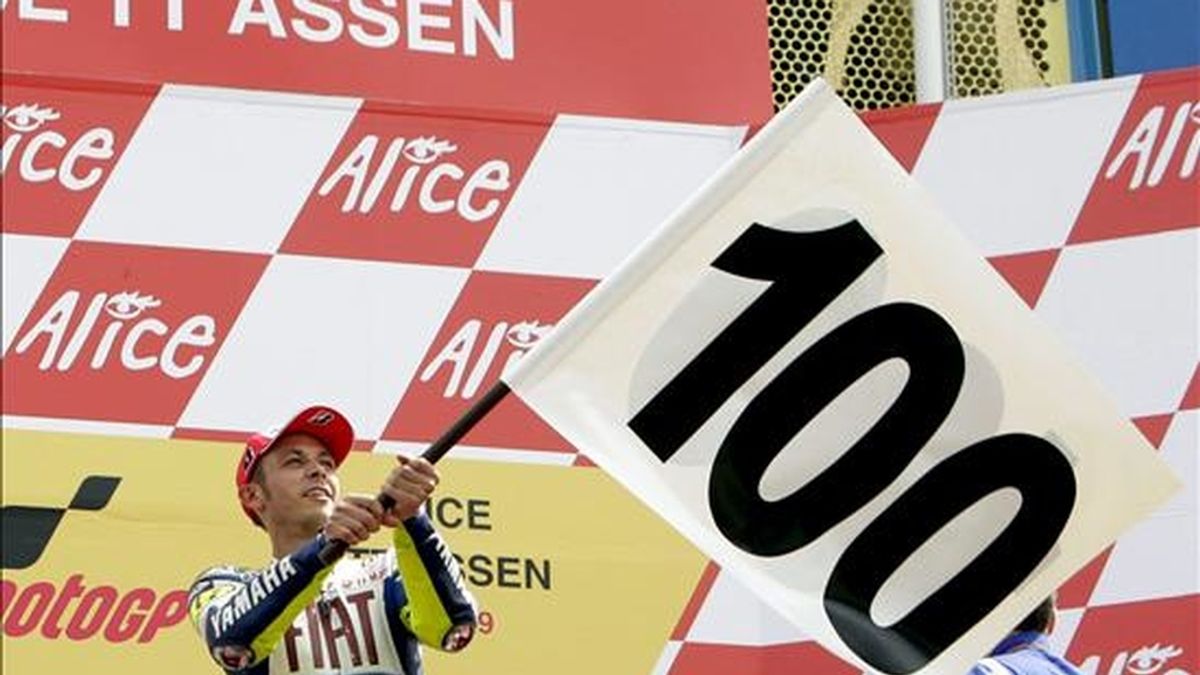El italiano Valentino Rossi celebra sobre el podio de Assen su victoria número 100. EFE
