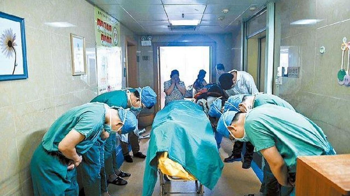 Los médicos hacen una reverencia en honor a un niño que donó sus organos