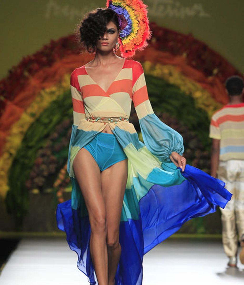 Una pasarela llena de flores y color