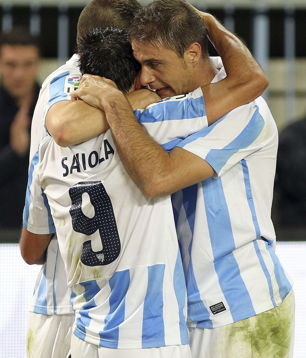 El delantero argentino del Málaga Javier Pedro Saviola (i) celebra con su compañero Joaquín Sánchez (d) el gol marcado ante el Valencia El delantero argentino del Málaga Javier Pedro Saviola (i) celebra con su compañero Joaquín Sánchez (d) el gol marcado ante el Valencia