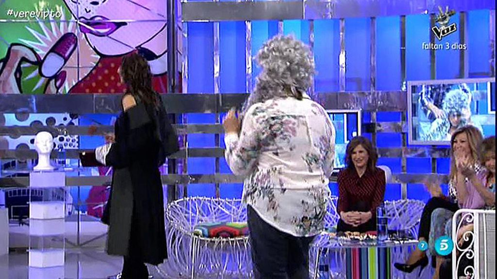 Lydia Lozano y Chelo Gª Cortés aprovechan para bailar un 'chuminero'