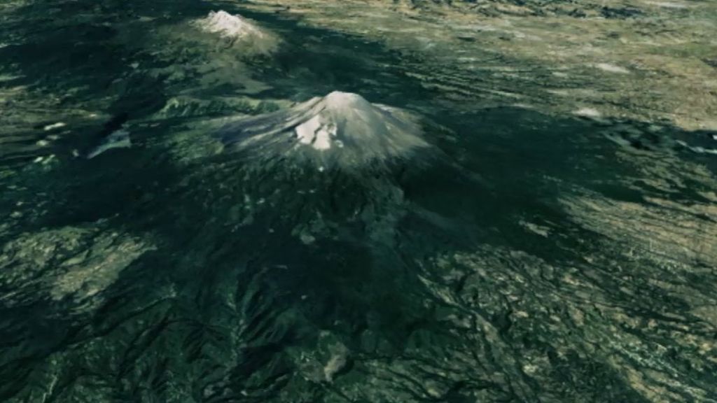 Extrañísimo objeto luminoso adentrándose en un volcán