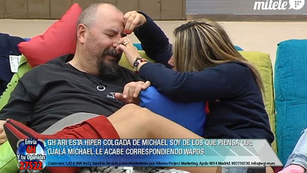 Juan, además de dejarse querer, también se deja depilar las cejas...