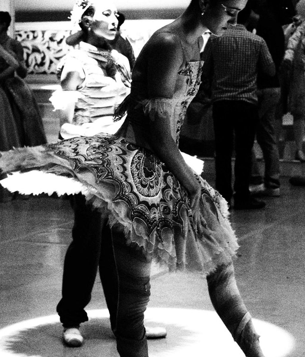 Así calientan los bailarines de Duato antes del ensayo general de 'La Bella Durmiente'