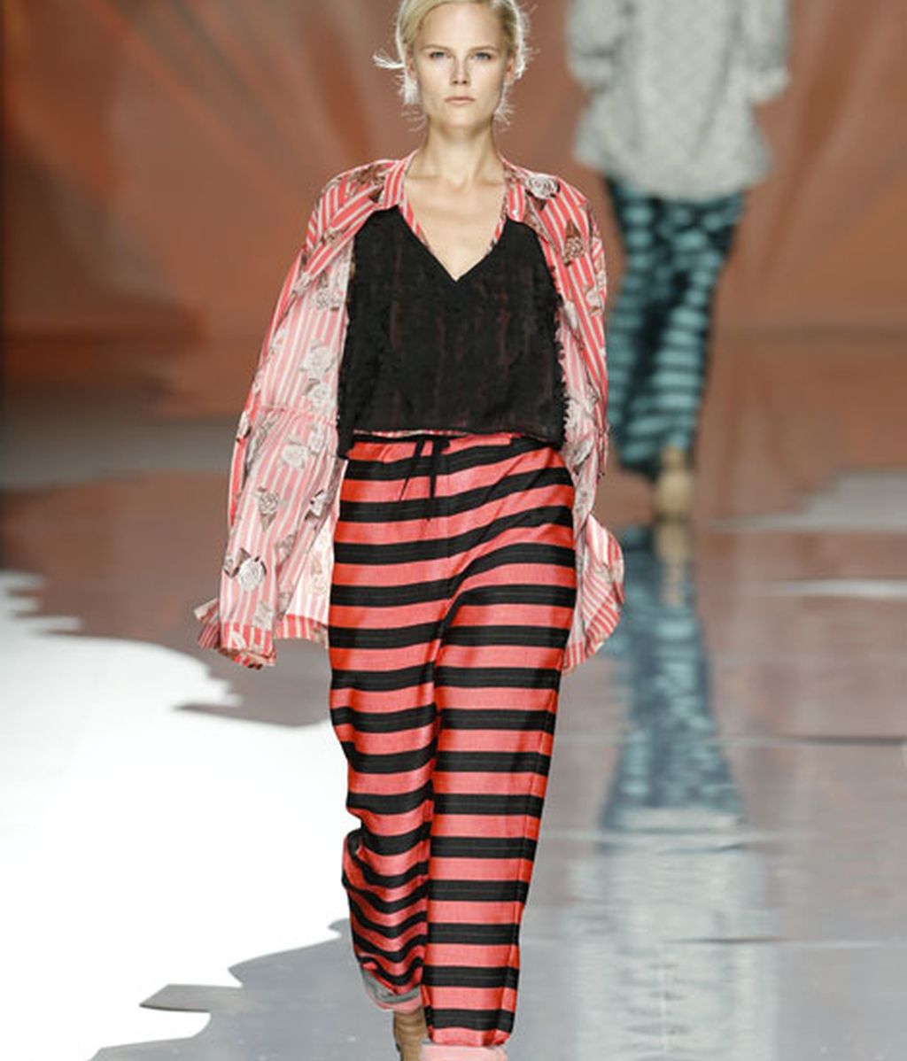 Siluetas fluidas y prints marineros