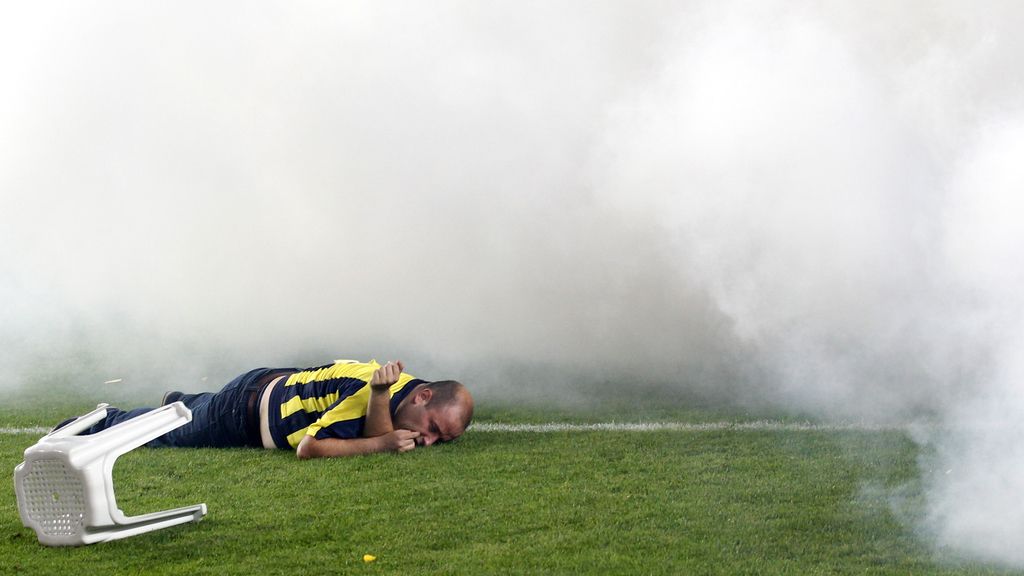 Duro enfrentamiento de los hinchas del Fenerbahce con la policía