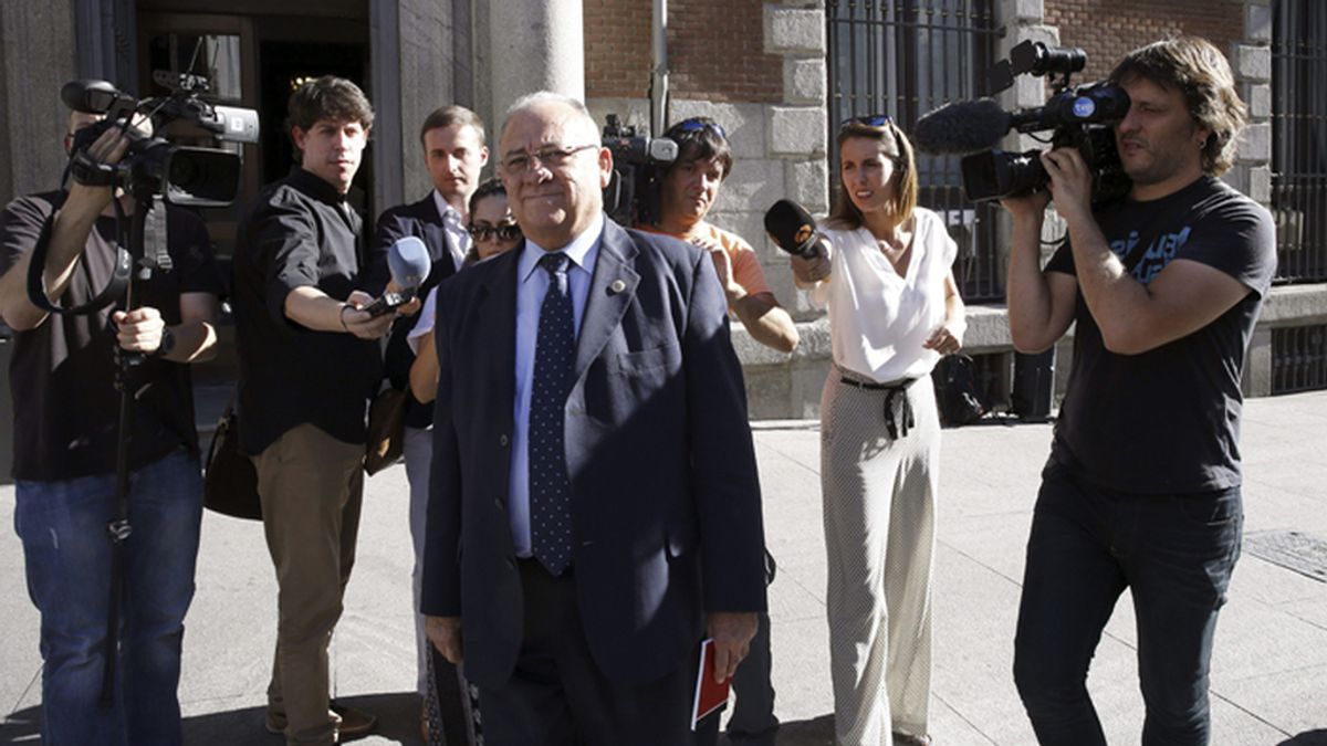El embajador de Venezuela en España, Mario Isea, a su salida del Palacio de Santa Cruz, sede del Ministerio de Asuntos Exteriores.