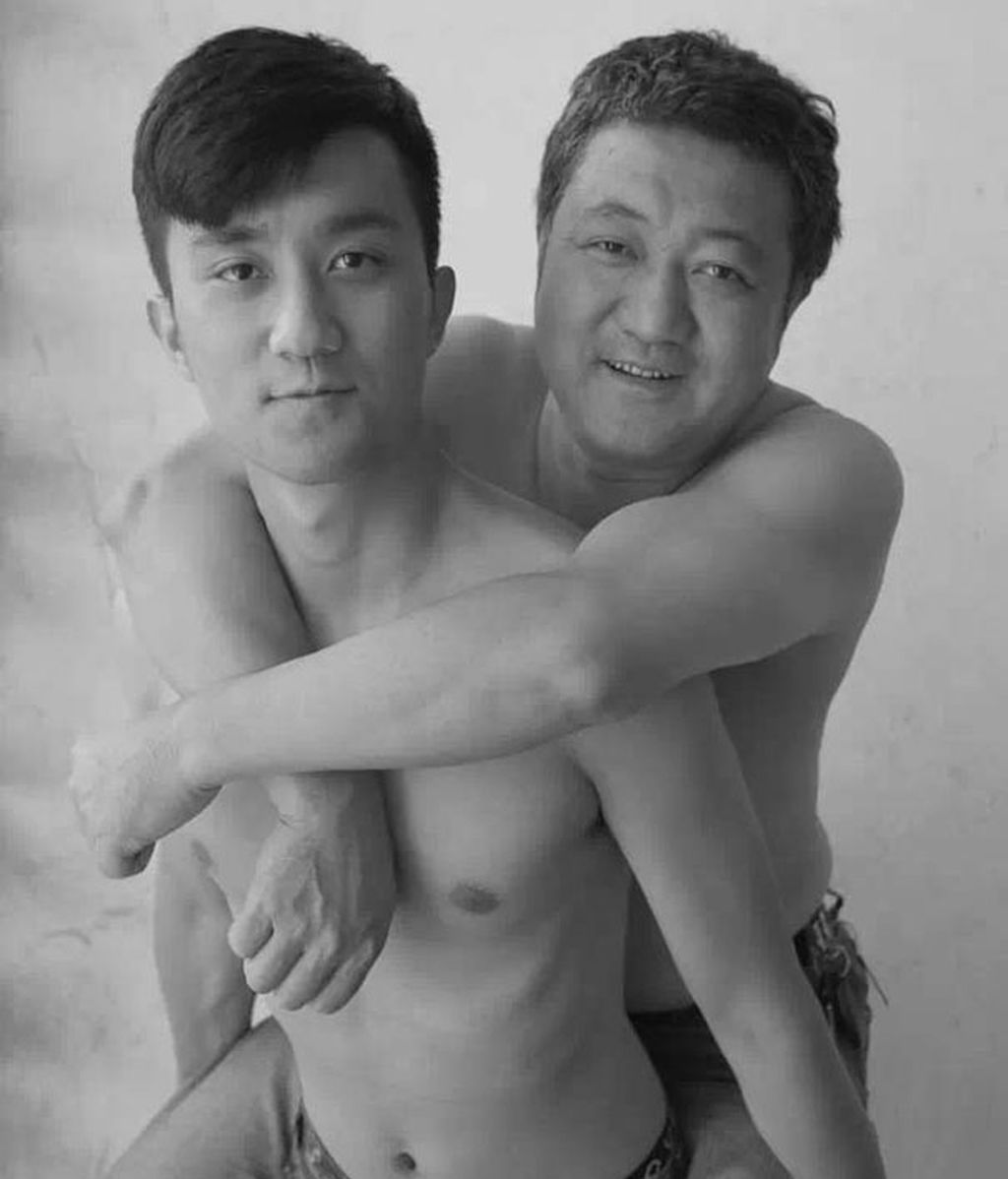 Un padre y un hijo se toman una fotografía en el año 2013