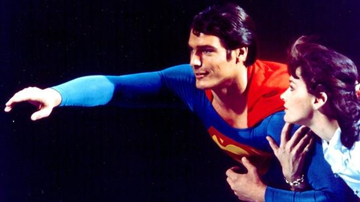 Un traje de Superman que llevó el fallecido actor estadounidense Christopher Reeve será subastado en Melbourne el próximo 24 de mayo. En la imagen de archivo de octubre de 2004, el actor junto a la actriz Margot Kidder. El actor murió a los 52 años en Nueva York tras quedar tetrapléjico. EFE/Archivo