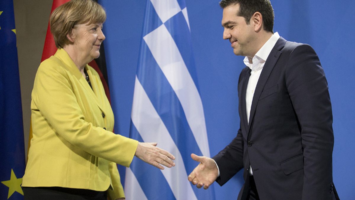 Tsipras y Merkel hablan por teléfono tras sellar el acuerdo para el tercer rescate