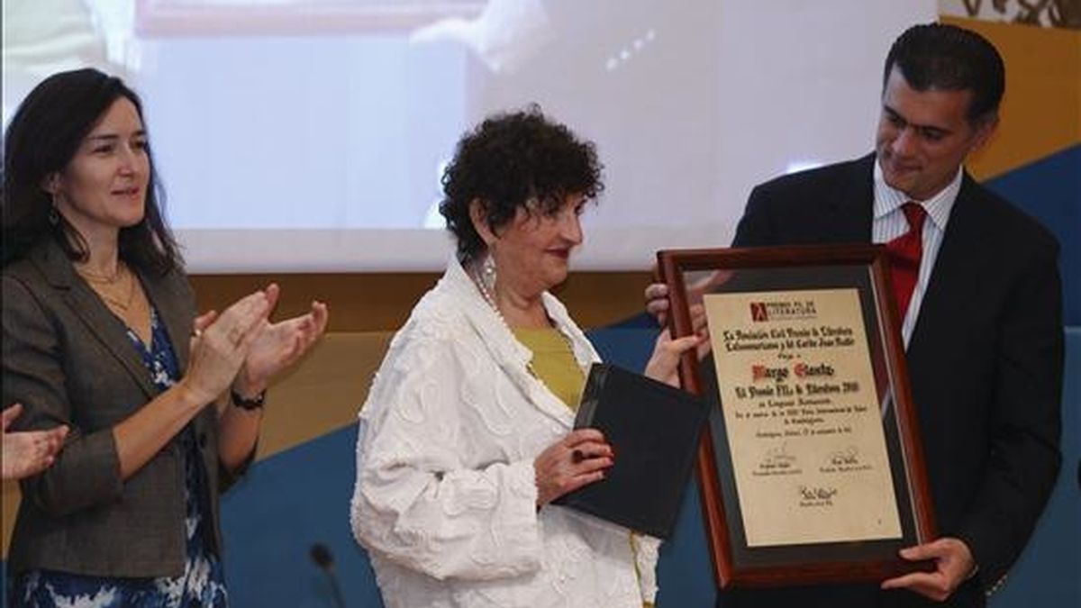 La escritora mexicana Margo Glantz (c), posa junto al secretario de Educación, Alonso Lujambio (d) y a la ministra de Cultura de España, Ángeles González-Sinde (i), tras recibir el Premio FIL de Literatura en Lenguas Romances. EFE