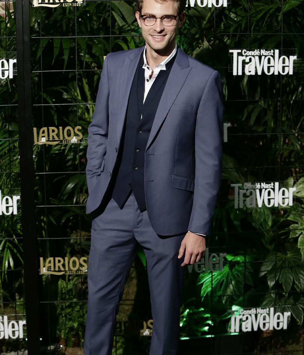 Peter Vives y su traje azul ¡con chaleco!