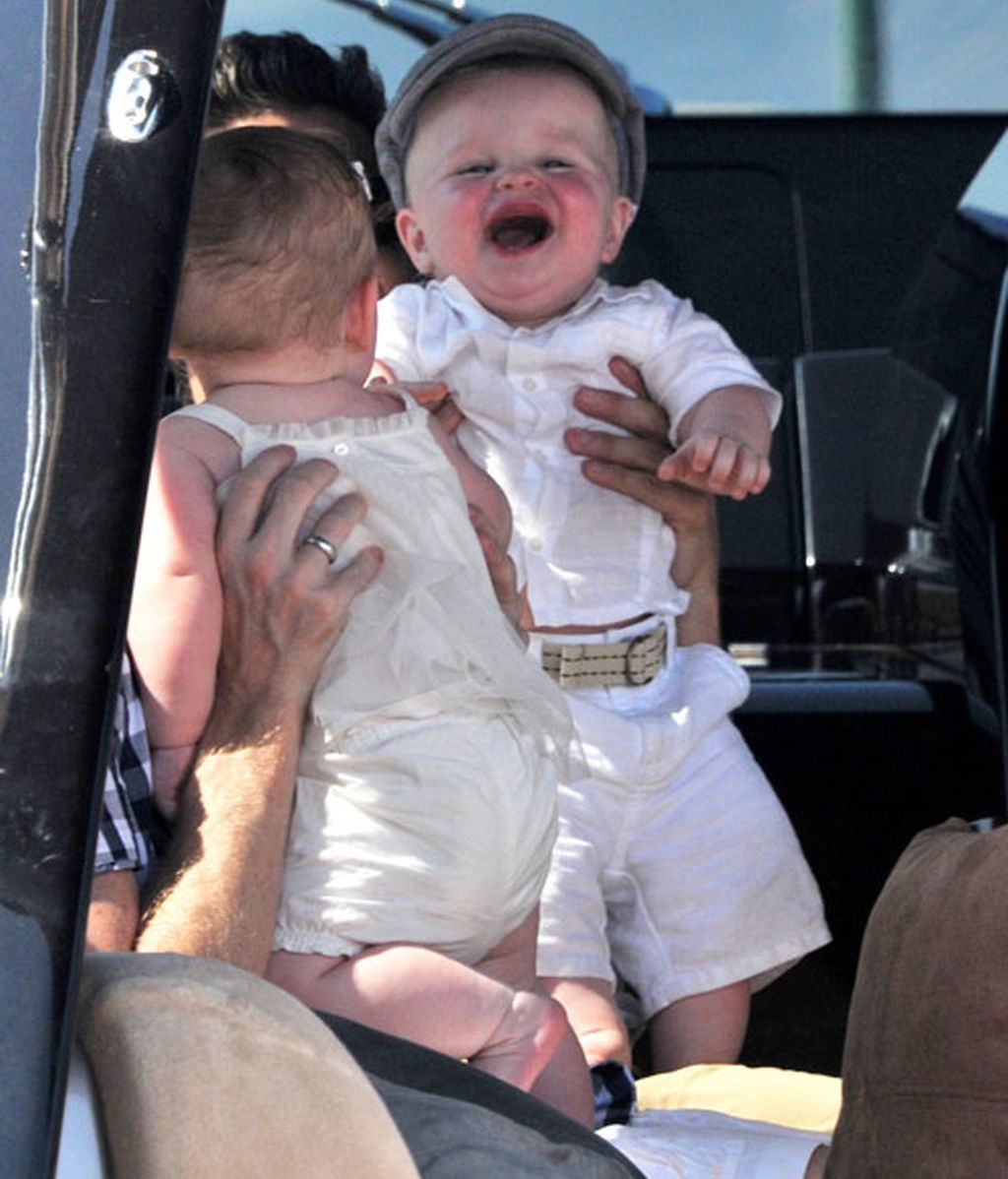 Elton John, 'family-vacas' con su bebé