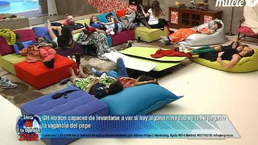 Juan, además de dejarse querer, también se deja depilar las cejas...
