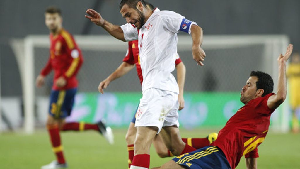 Sergio Busquets roba el balón a Jaba Kankava