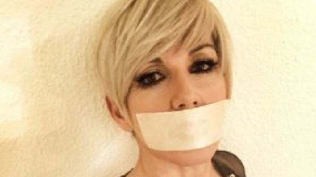 Ana Torroja se tapa la boca con esparadrapo en señal de protesta