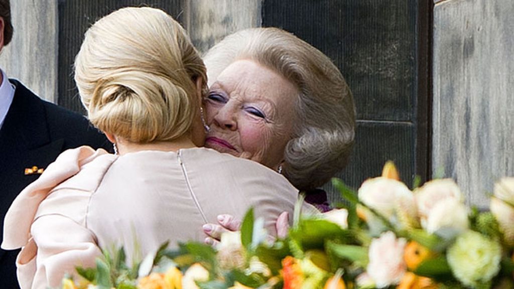 Abrazo entre la anterior reina y la reina consorte