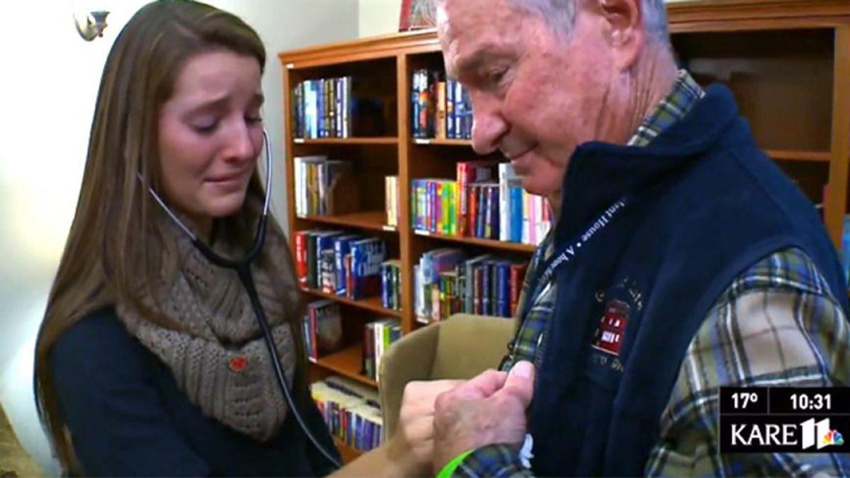 Una familia escucha el corazón de su hijo en el pecho de un veterano de guerra
