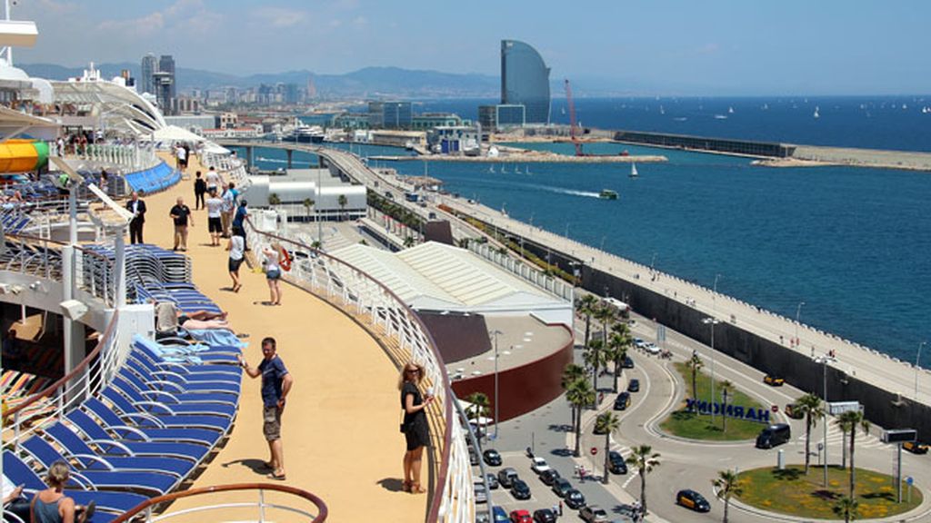 Barcelona, puerto base del mastodóntico crucero en su verano por el Mediterráneo
