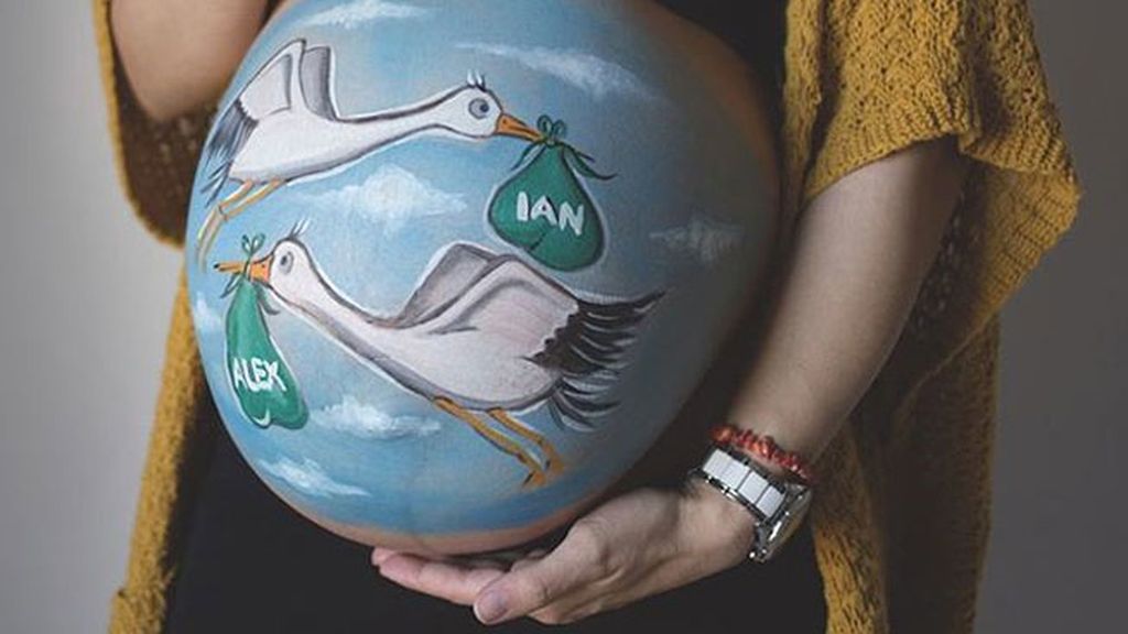 Dibujos personalizados adornan temporalmente la piel de las futuras madres