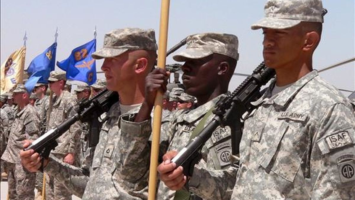 Soldados estadounidenses durante una ceremonia celebrada en la base militar de Kandahar, Afganistán, el pasado 15 de mayo. EFE/Archivo