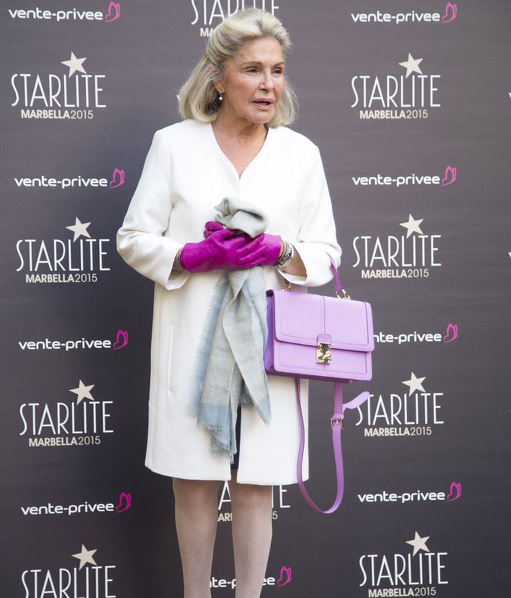 Beatrice D'Orleans posó con guantes rosa fucsia a juego con el logo del evento