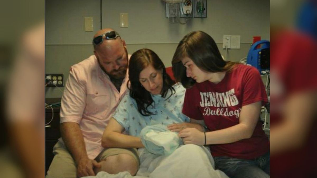 Rosalyn y Paul Racca y su bebé recién nacido