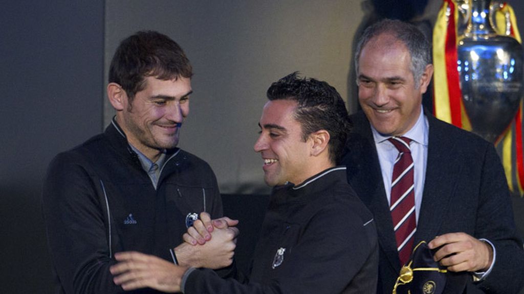 Xavi y Casillas, rivalidad a sonrisas y abrazos