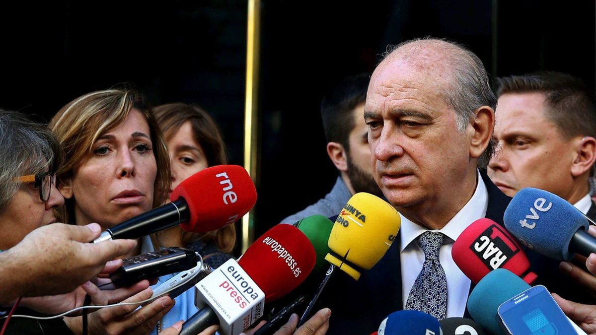 Jorge Fernández Díaz habla con los medios tras el minuto de silencio