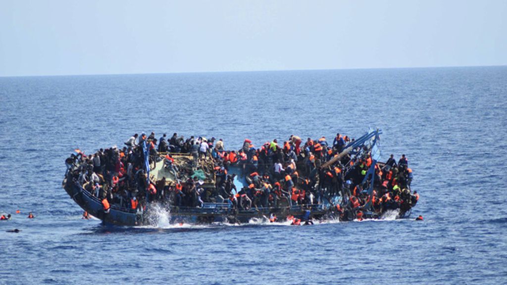 Las aguas frente a las costas de Libia son testigo de otro impactante naufragio