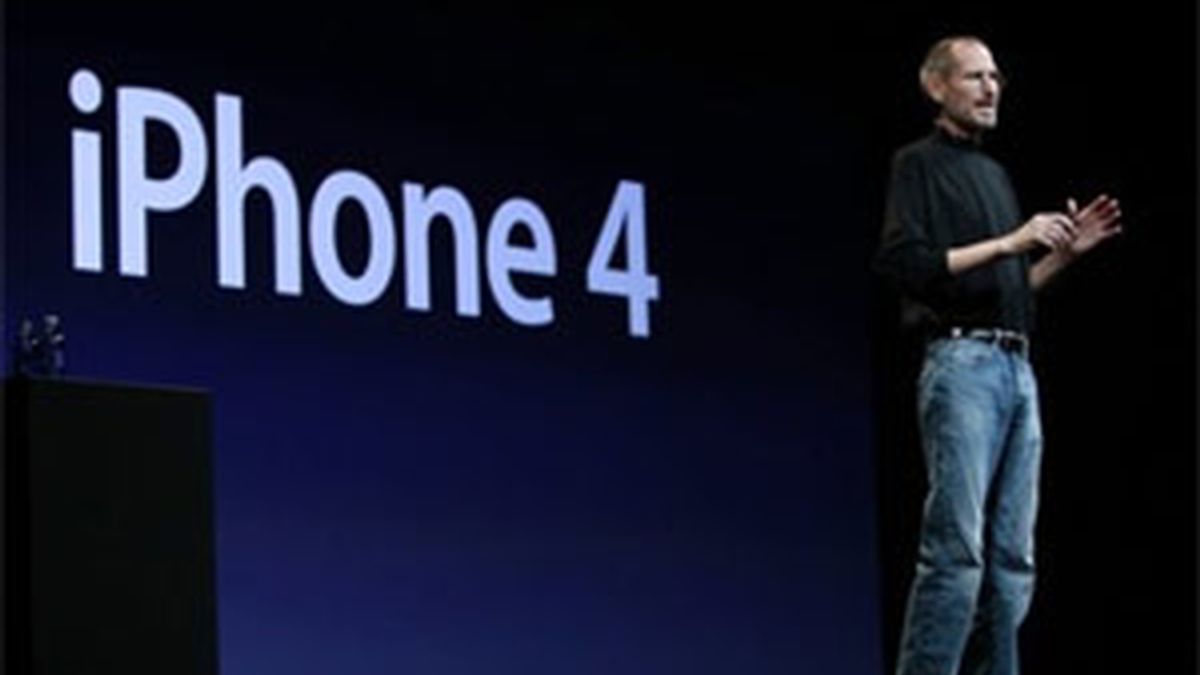 Steve Jobs presenta el iPhone 4G.